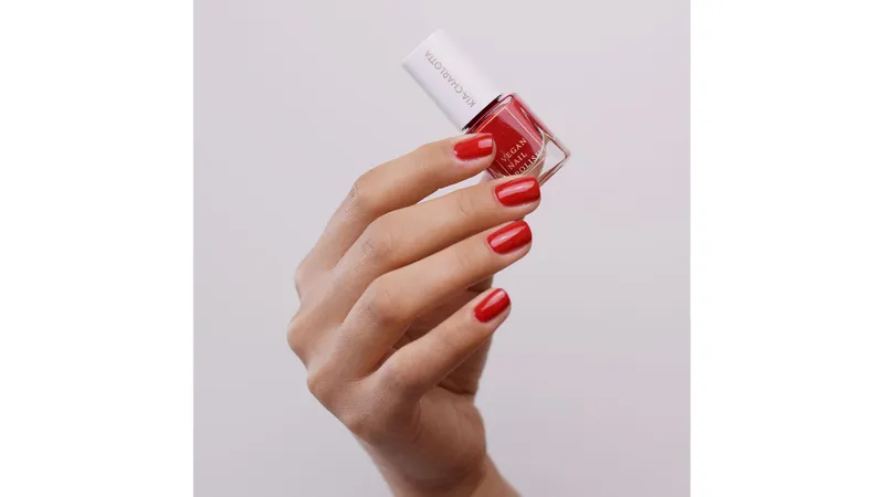 Kia-Charlotta, Veganer Nagellack Hustle (Beerenrot), Bis zu 87% natürlich, 100% pflanzliche Lösungsmittel, Zertifiziert Vegan, Made in Germany, Premium Qualität, 5ml