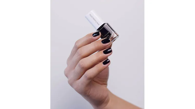Kia-Charlotta, Veganer Nagellack A Brave Soul (Schwarz), Bis zu 87% natürlich, 100% pflanzliche Lösungsmittel, Zertifiziert Vegan, Made in Germany, Premium Qualität, 5ml