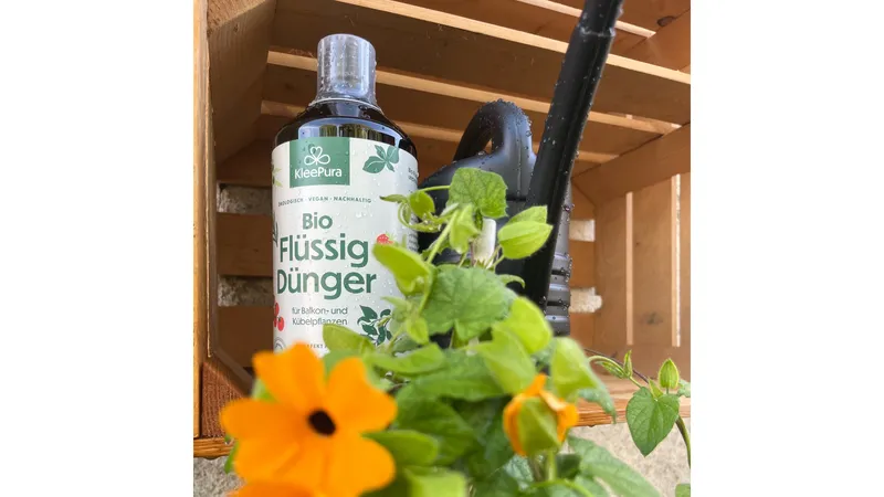 KleePura BioFlüssigdünger, rein pflanzlich, für Balkon- und Kübelpflanzen perfekt für Zierpflanzen, Naschobst, Kräuter & Gemüse