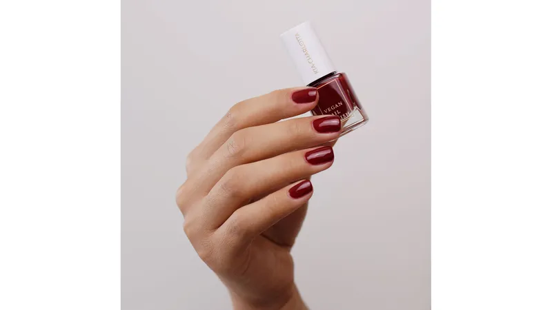 TESTER: Kia-Charlotta, Veganer Nagellack Successful (Kirschrot), Bis zu 87% natürlich, 100% pflanzliche Lösungsmittel, Zertifiziert Vegan, Made in Germany, Premium Qualität, 5ml