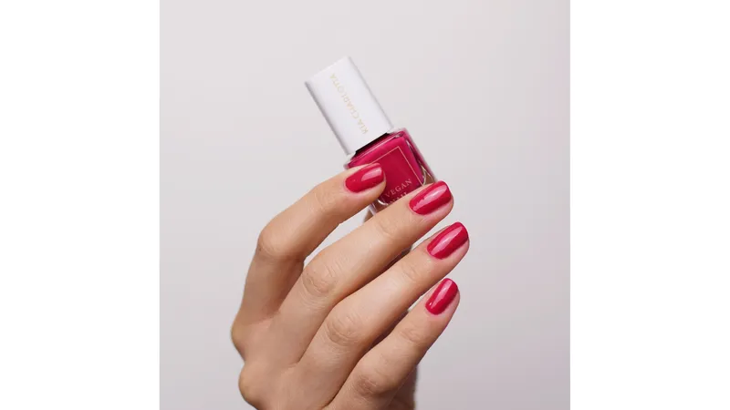 TESTER: Kia-Charlotta, Veganer Nagellack Midsummer Magic (Purpurrot), Bis zu 87% natürlich, 100% pflanzliche Lösungsmittel, Zertifiziert Vegan, Made in Germany, Premium Qualität, 5ml