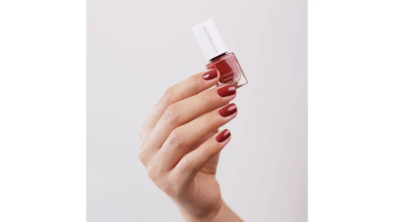TESTER: Kia-Charlotta, Veganer Nagellack Determination (Dunkelrot), Bis zu 87% natürlich, 100% pflanzliche Lösungsmittel, Zertifiziert Vegan, Made in Germany, Premium Qualität, 5ml Gallerie Bild 2