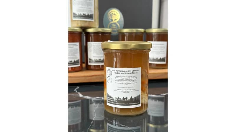 Bio-Hühnersuppe mit Gemüse, Nudeln und Hühnerfleisch von Das tapfere Bäuerlein GmbH Gallerie Bild 1