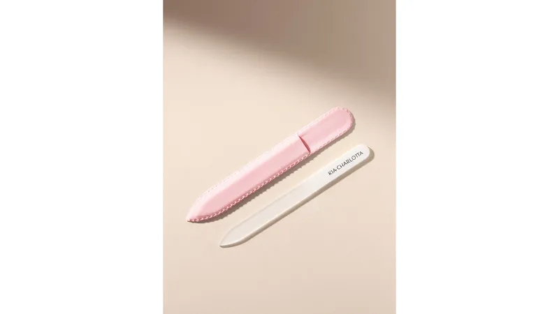 Kia-Charlotta Glasnagelfeile mit Samthülle Pink, Nachhaltig - 100% aus Glas, Robuste, langlebige Materialität, Besonders feine Oberflächenstruktur, Sanft zu brüchigen und porösen Nägeln