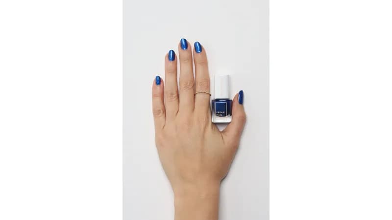 Kia-Charlotta I VEGANER Nagellack I Night Swimming I Metallisches Ozeanblau I TIERVERSUCHSFREI und MADE IN GERMANY I Premium Qualität I 5ml von tvey GmbH Gallerie Bild 3