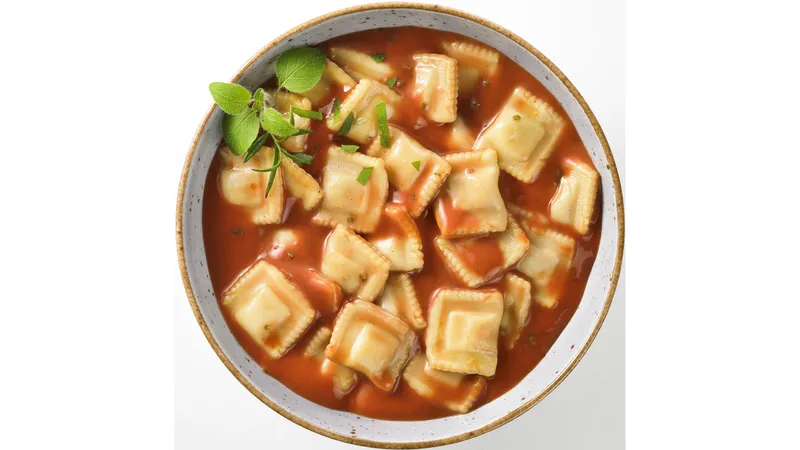 Ravioli mit fleischhaltiger Füllung in Tomatensauce